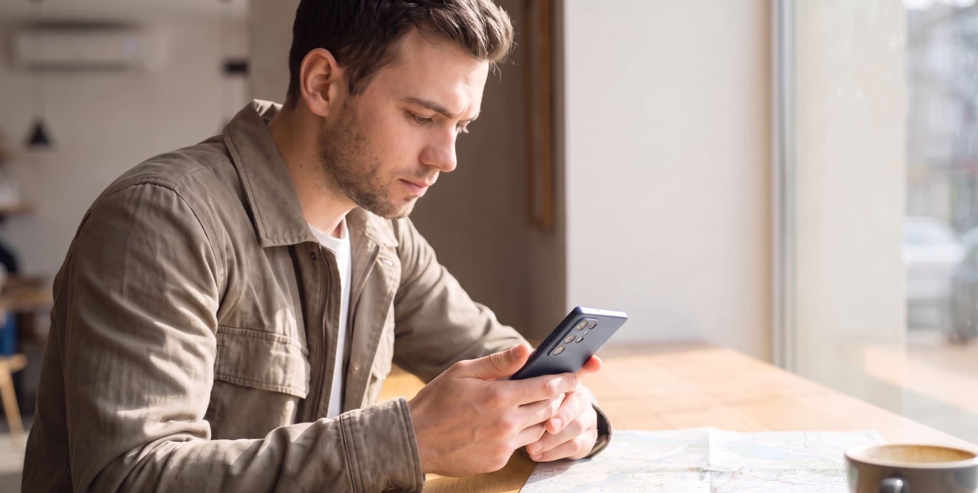 Traveller using a travel guide on a smartphone